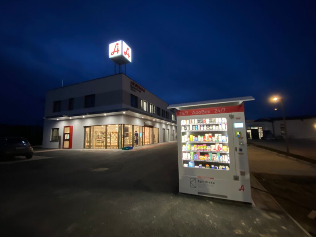 Außenaufnahme bei Nach der Apotheke mit der ApoBox im Vordergrund